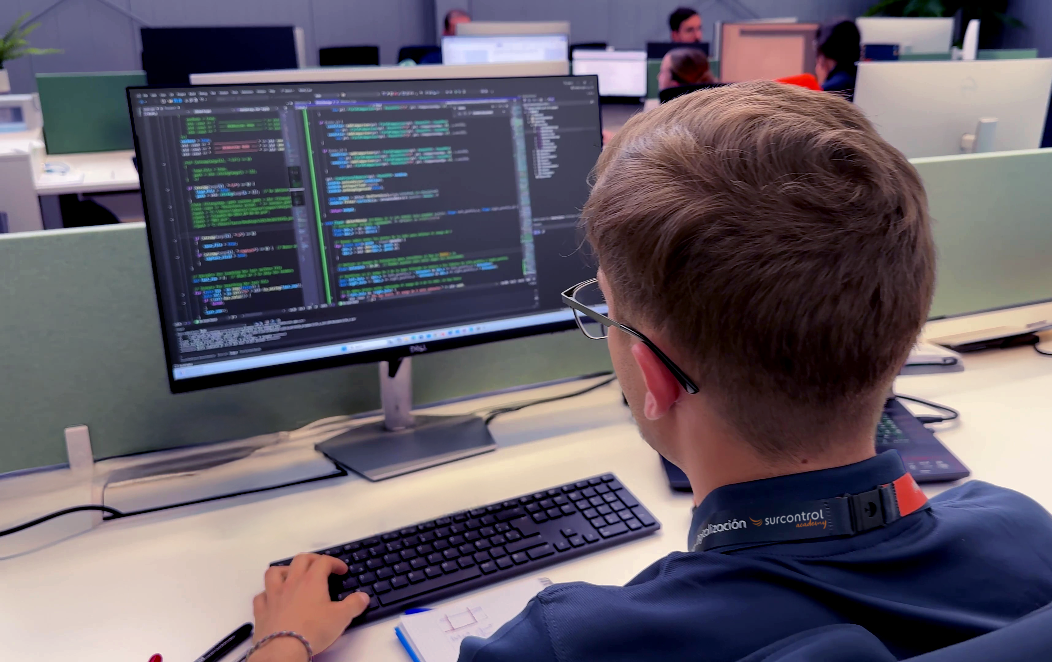 Docente de Surcontrol enseñando automatización industrial