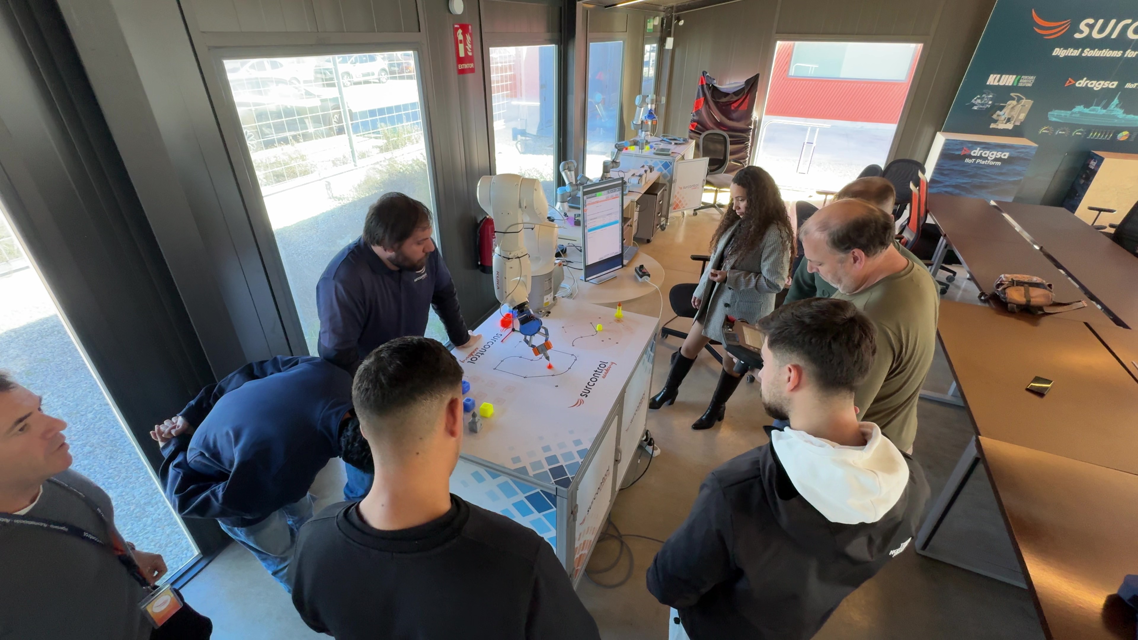 Alumnos trabajando con dispositivos industriales reales