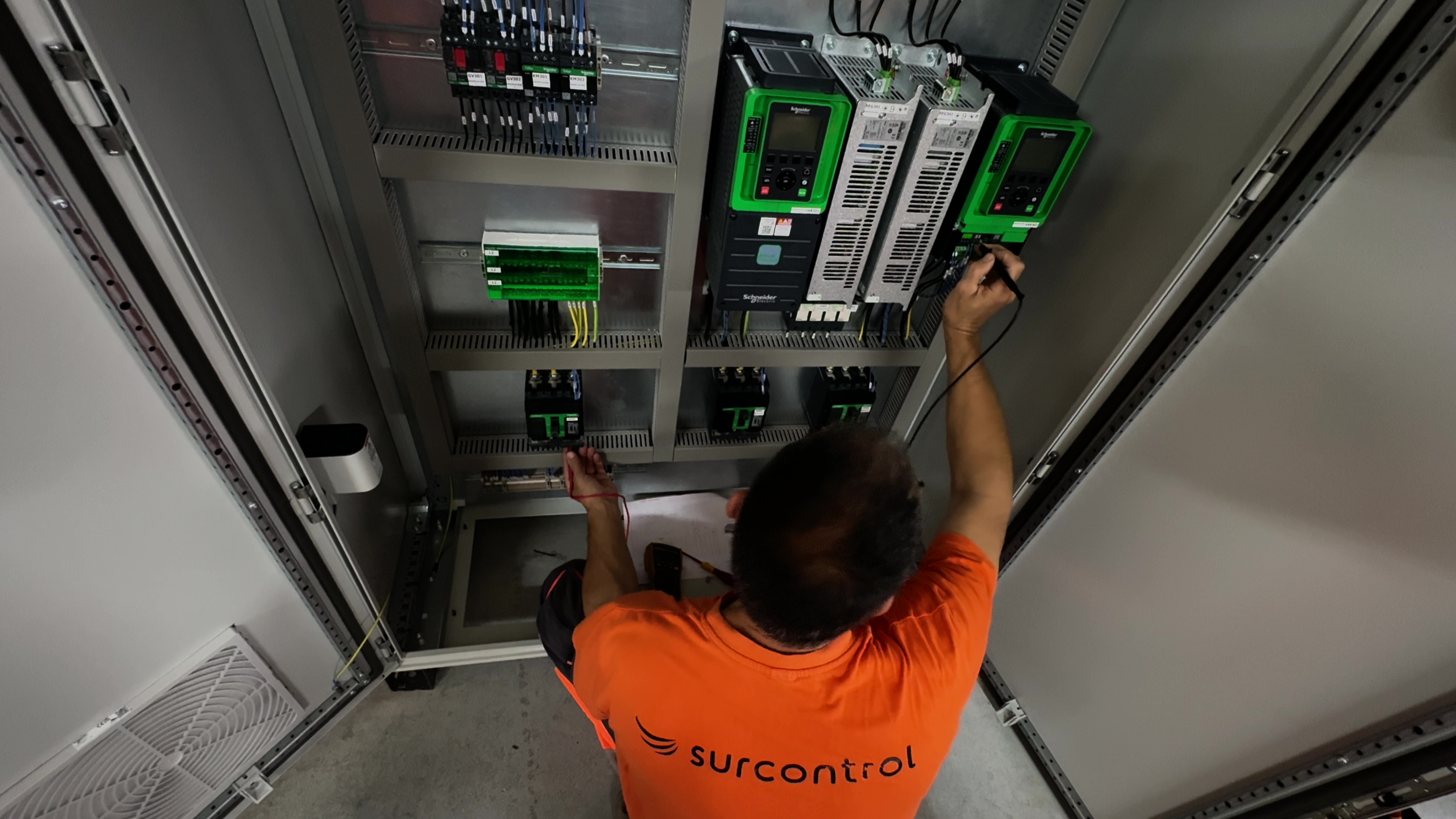 Prácticas con dispositivos industriales en el aula técnica